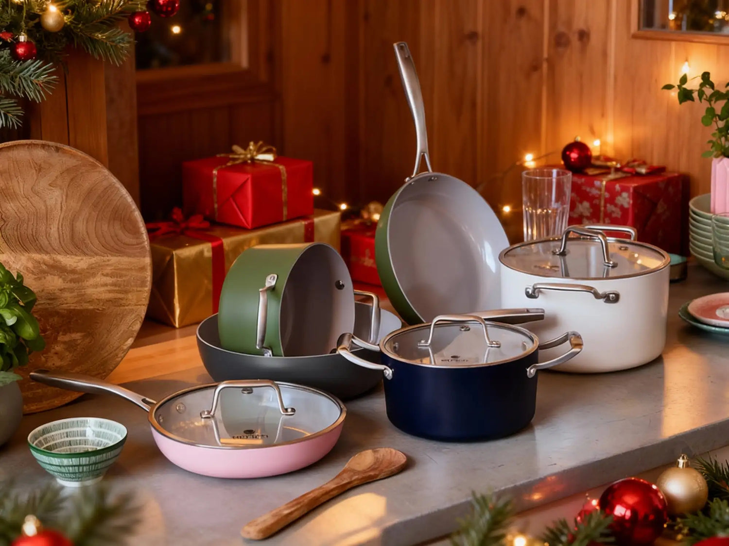 10-dílná sada nepřilnavého kuchyňského nádobí v různých pastelových barvách, včetně růžové a zelené.