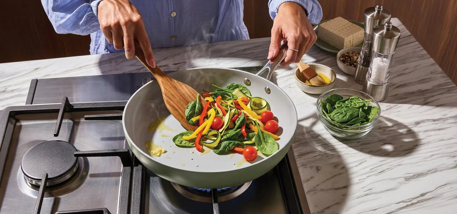 Světle zelená nepřilnavá pánev s dřevěnou rukojetí a nerezovými nýty