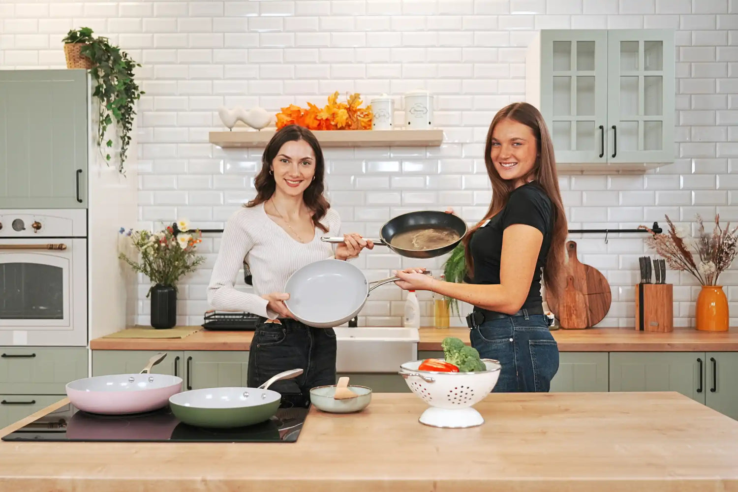 Bílý keramický miska s zeleným okrajem a úchytem, pravděpodobně od oblíbené značky kuchyňského nádobí.