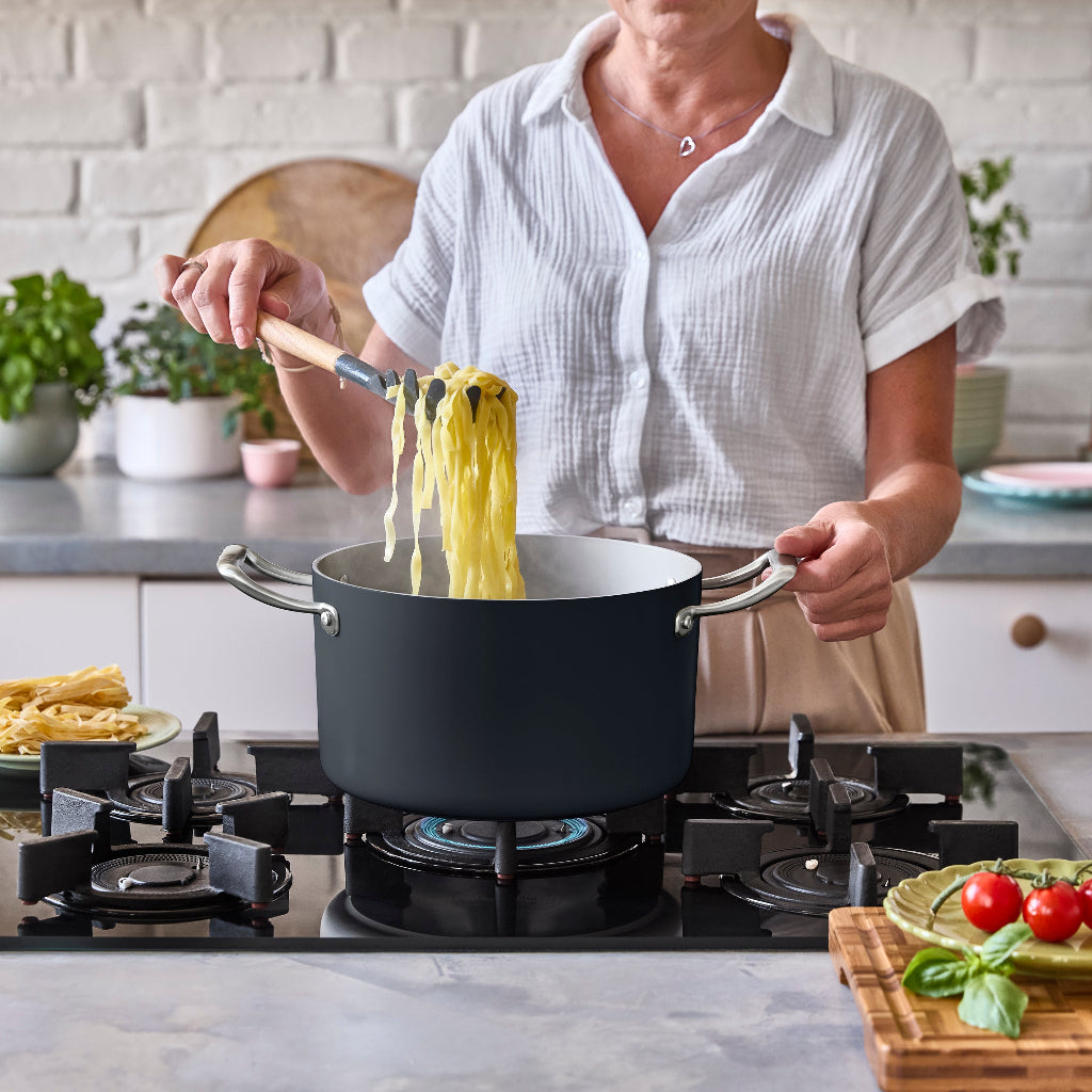 Hrnec Vital s keramickým povrchem Ø 24 cm (6.3L) tmavě šedá 24 cm (6.3 L) / Tmavě šedá