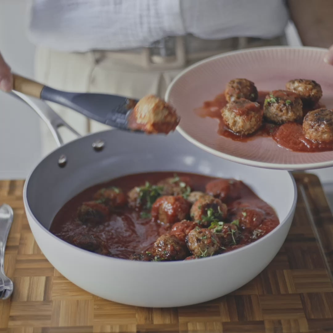 Načíst video: Wok pánev Vital s nepřilnavým keramickým povrchem Ø 30 cm - tmavě šedá