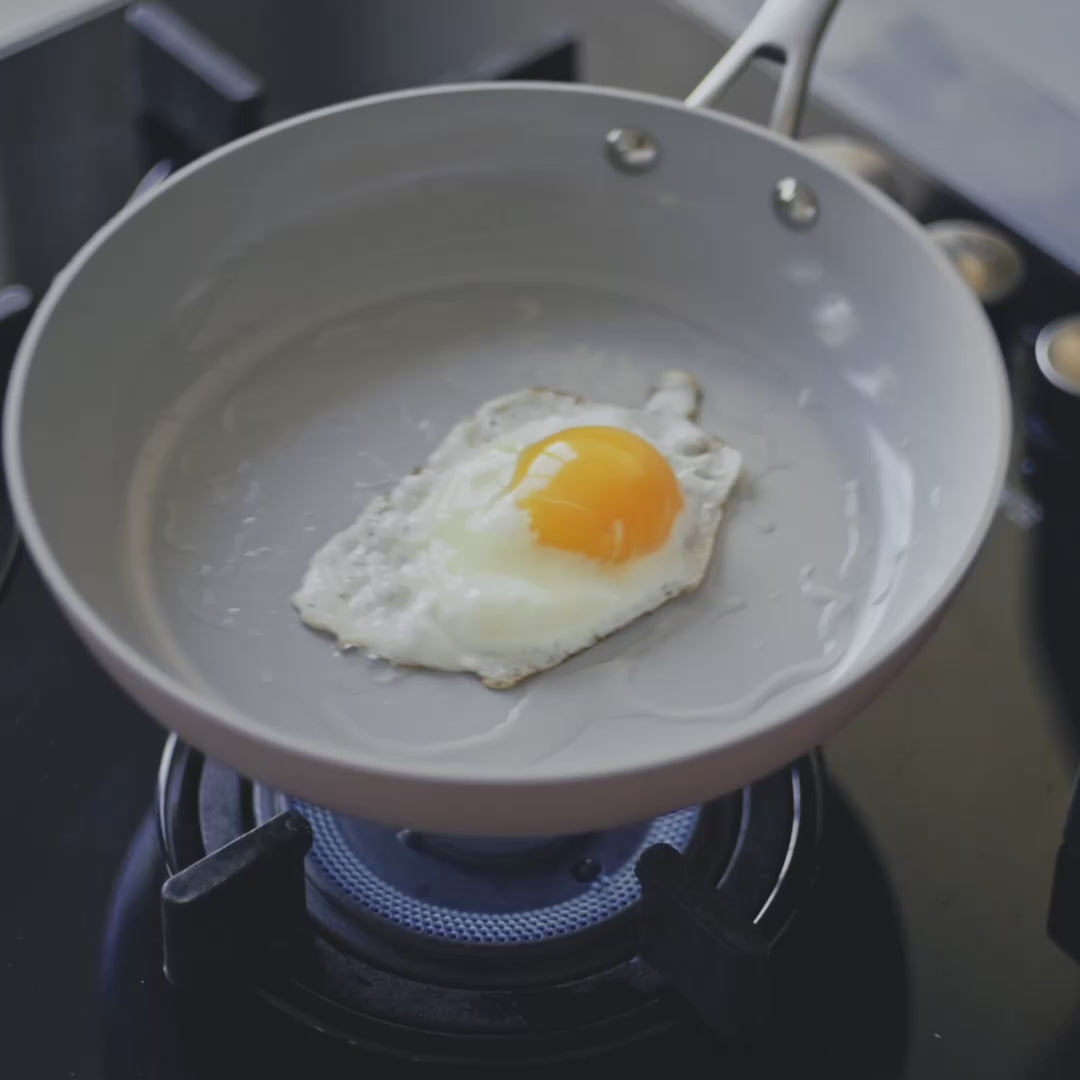 Načíst video: Nepřilnavá pánev Vital s keramickým povrchem Ø 24 cm - olivově zelená
