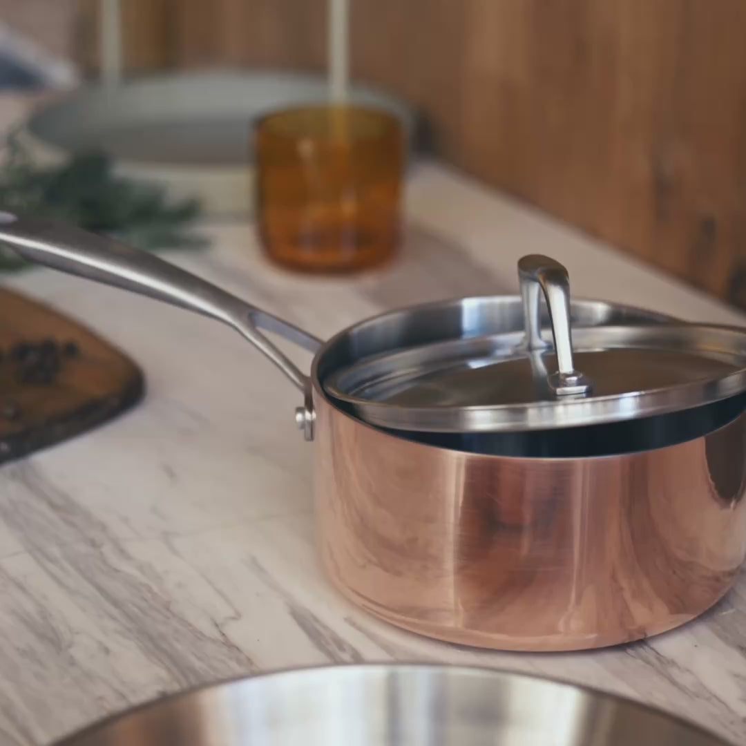 Načíst video: Měděný rendlík Tria Copper v kombinaci s třívrstvou nerezovou ocelí Ø 16 cm (1.5 L)