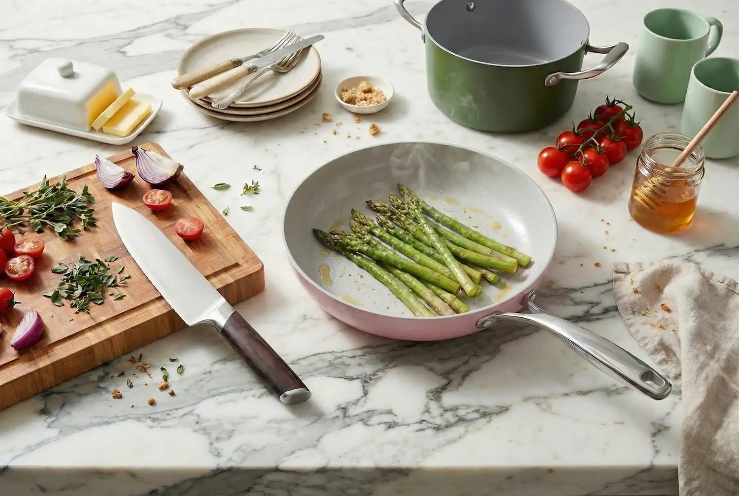 Růžová nepřilnavá pánev s stříbrnou rukojetí a okrajem
